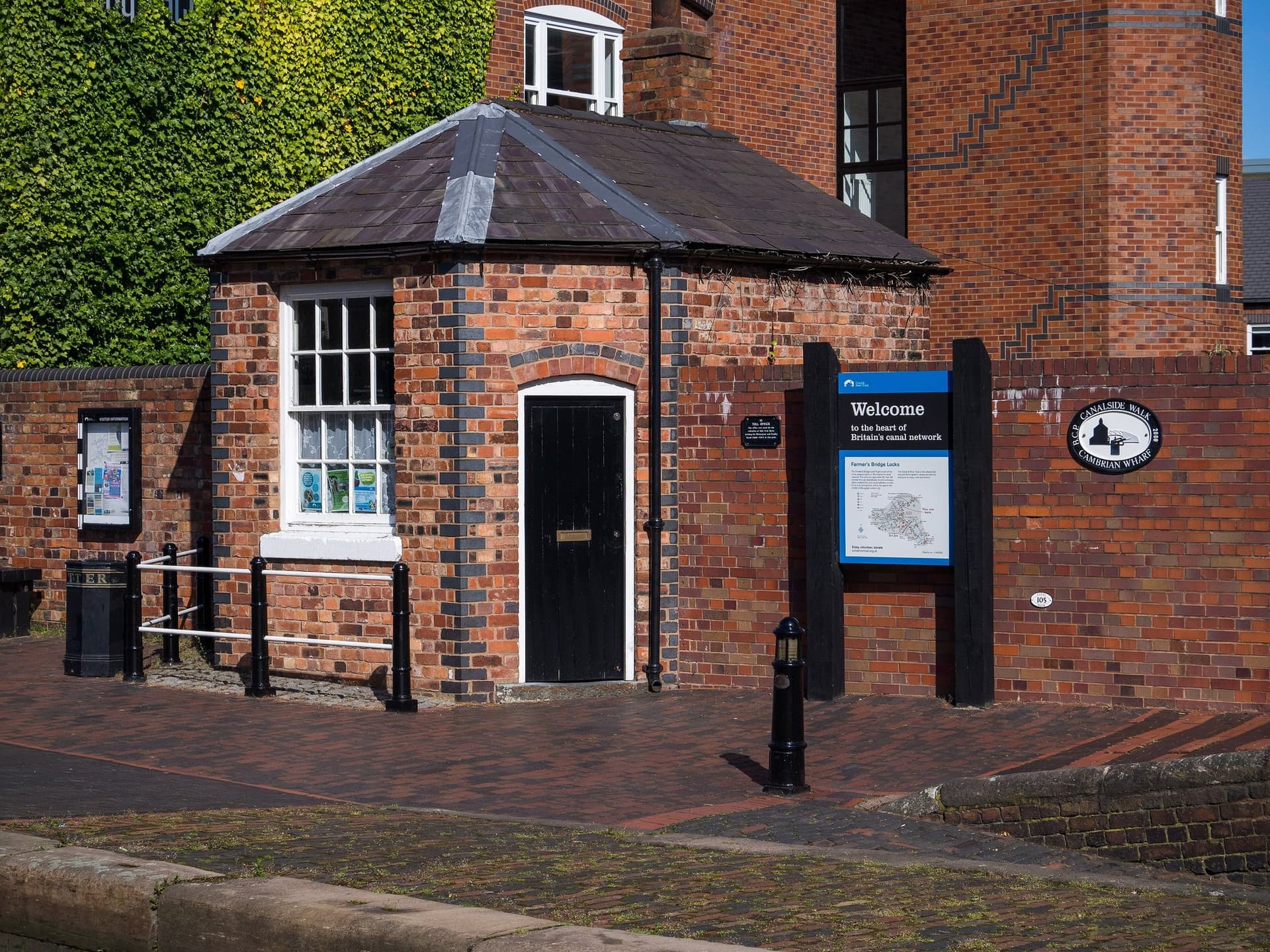 Lock keeper's toll office at the head of Farmer's Bridge Locks